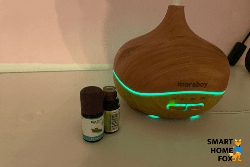 Verschiedene Ölfläschchen stehen neben einem Aroma Diffuser